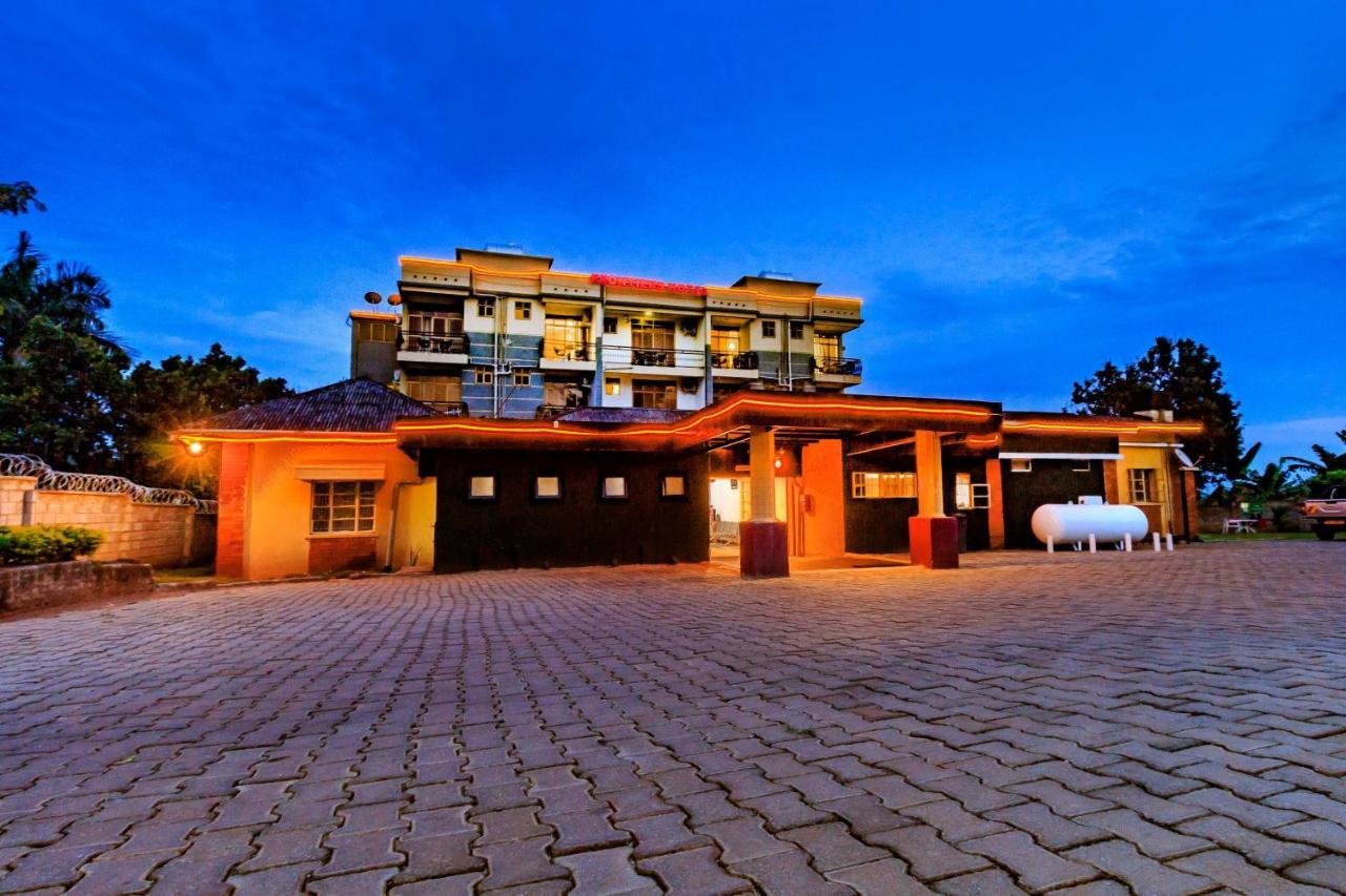 Frontiers Hotel 恩德培 外观 照片