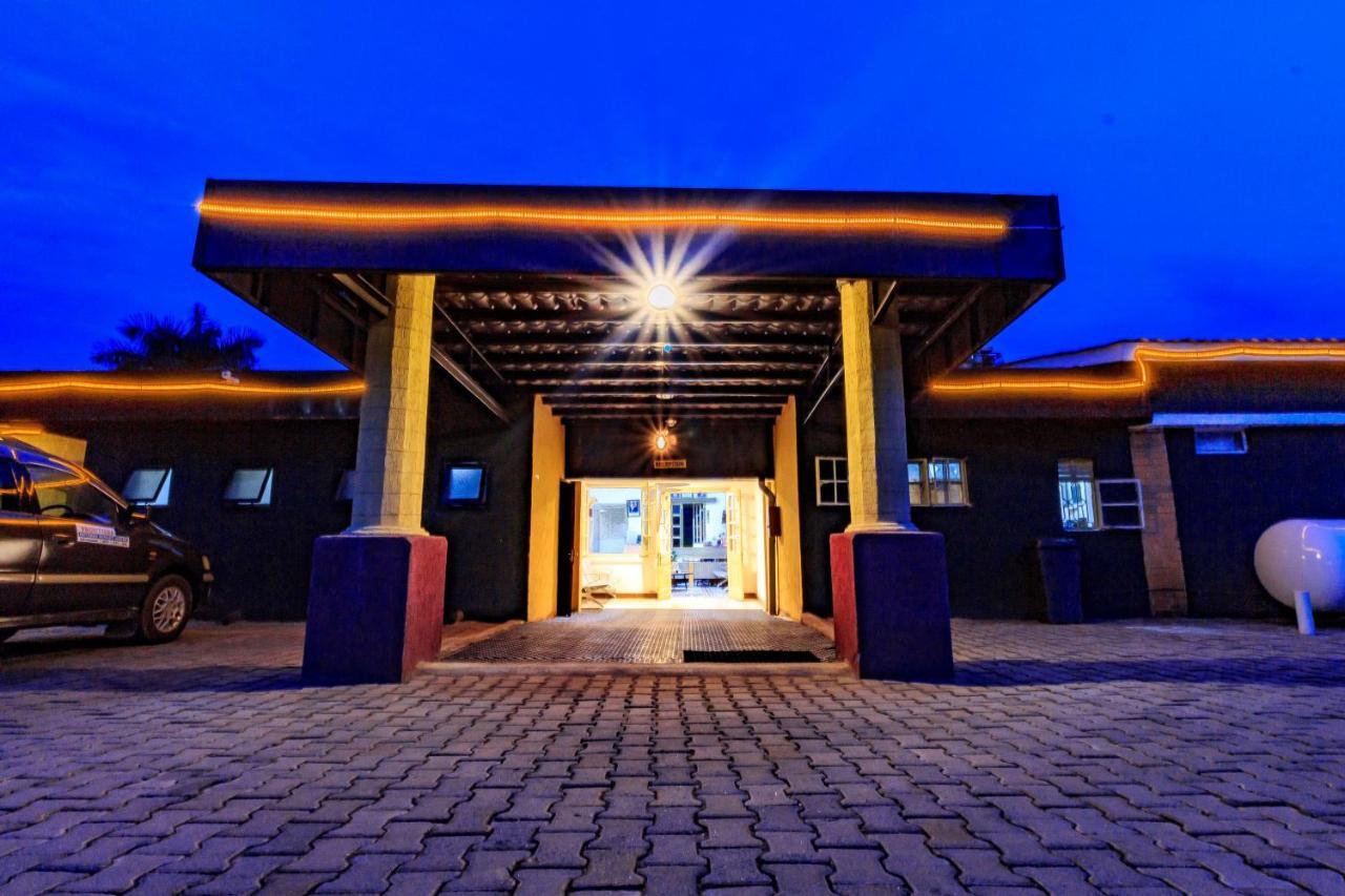 Frontiers Hotel 恩德培 外观 照片